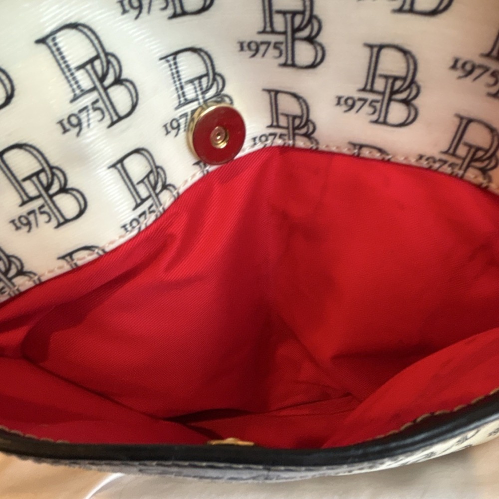 Dooney & Bourke White Black Logo Shoulder Bag with Zipper Key Holder - Picture 6 of 10